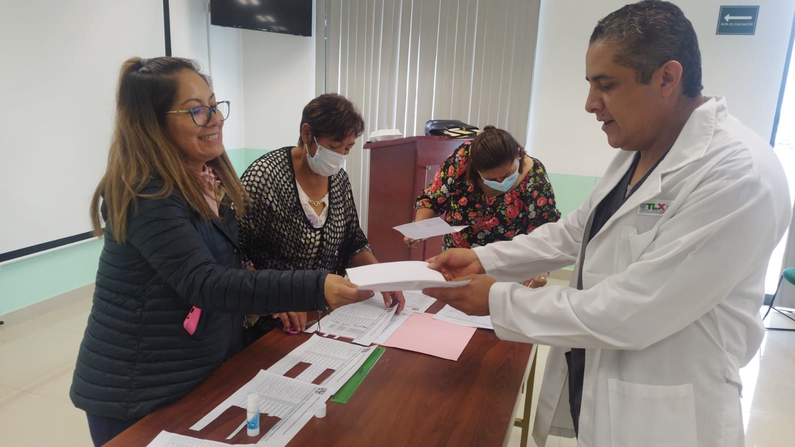 Entrega sección 27 del SNTSA becas a hijos de trabajadores que cursan educación básica y preparatoria